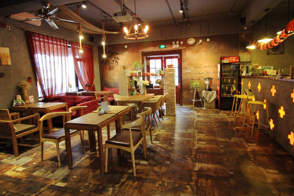 Dalian Buzz Light Year Youth Hostel Екстер'єр фото