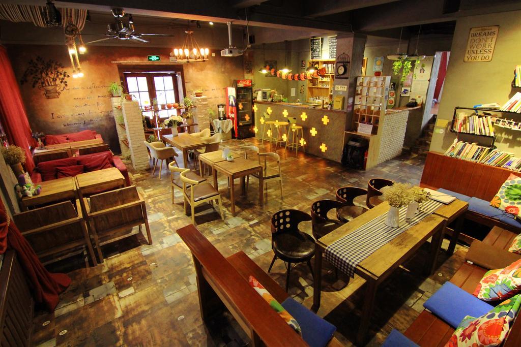Dalian Buzz Light Year Youth Hostel Екстер'єр фото