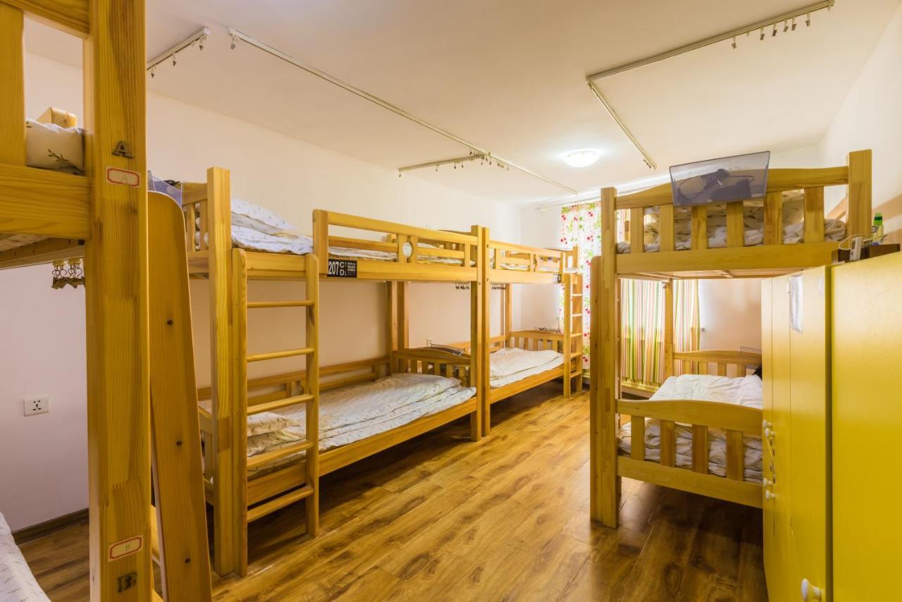 Dalian Buzz Light Year Youth Hostel Екстер'єр фото