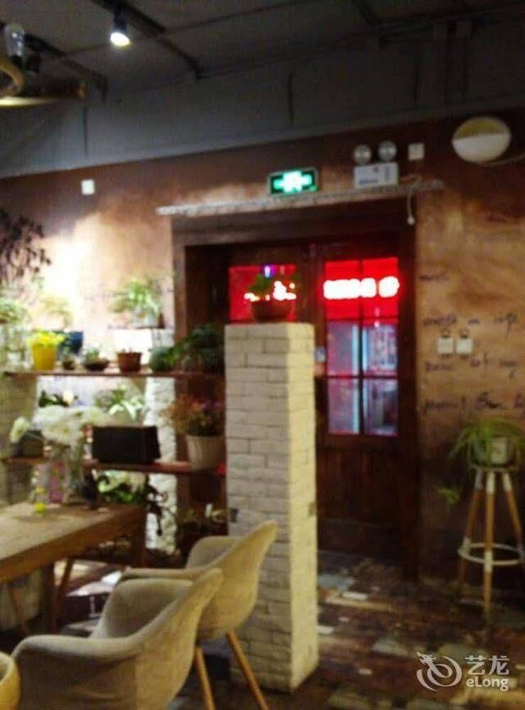 Dalian Buzz Light Year Youth Hostel Екстер'єр фото