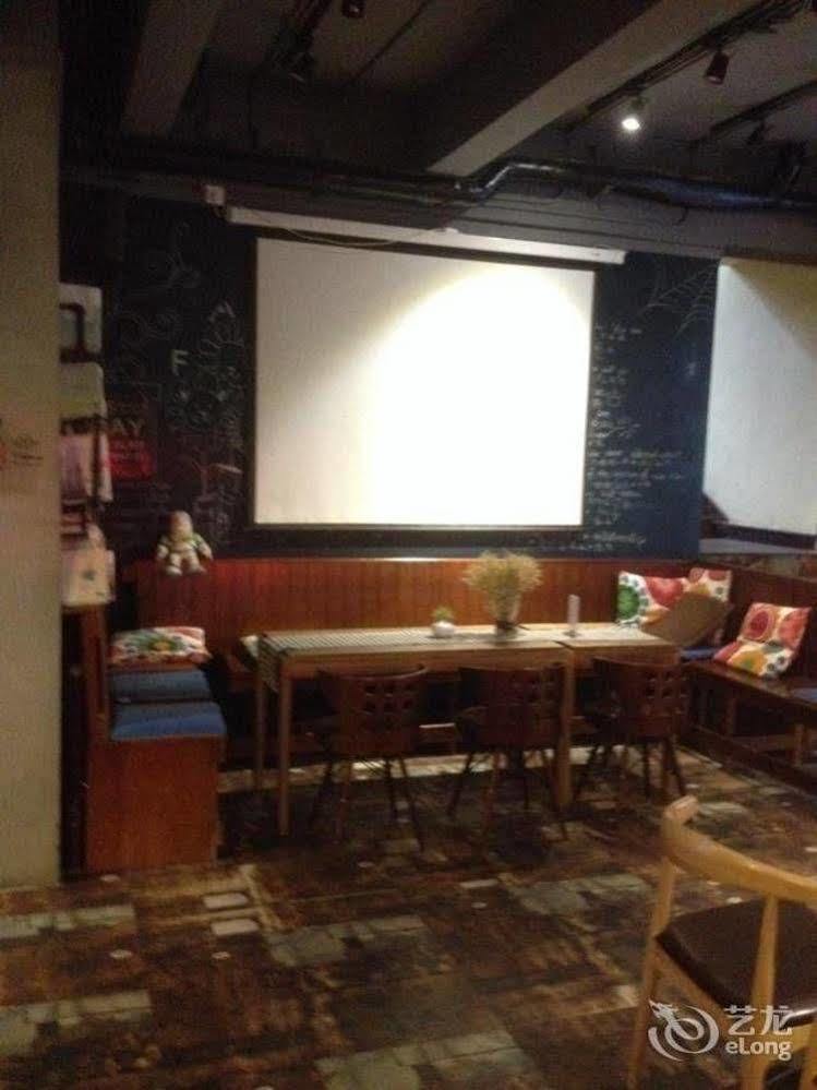 Dalian Buzz Light Year Youth Hostel Екстер'єр фото