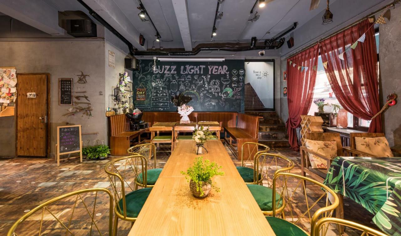 Dalian Buzz Light Year Youth Hostel Екстер'єр фото